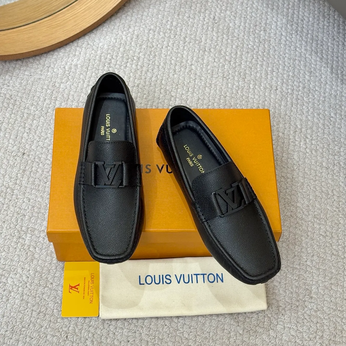 Men's men's shoes 💰420 (Yangli) LV 2⃣️0⃣️2⃣️5️⃣Spring and summer counter GLORIA series models ✈️Original factory special leather production, original last type. A classic driving slip-on casual shoe that shows an elegant style with exquisite craftsmanship details such as Monogram embossing all over the upper🌀Italian imported calfskin fabric Sheepskin foot pads➕Inside～Private mold replica sole Unique style Comfortable driving slip-on Size: 4-12 (38-46) Comes with [Counter packaging: original box, wrapping paper, card, instruction manual, shoehorn, cloth bag] No pressure to enter and leave the counter!